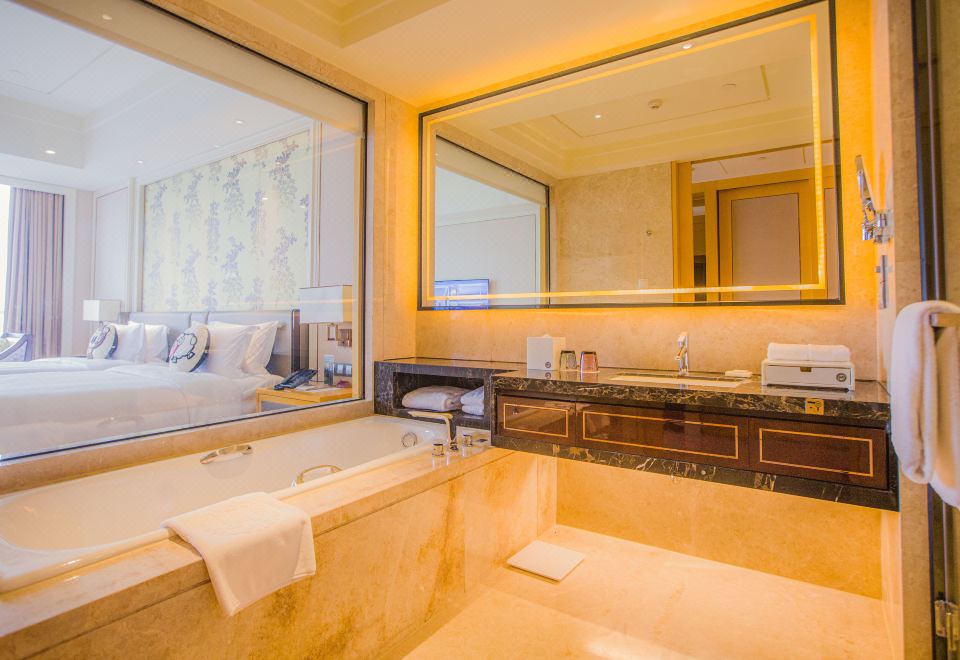 高级家庭房（两房连通+南湖美景）