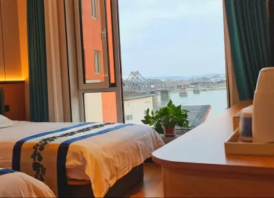 Guomen Zhenxuan Hotel (Yalu River Broken Bridge Railway Station Branch) Hotels in 