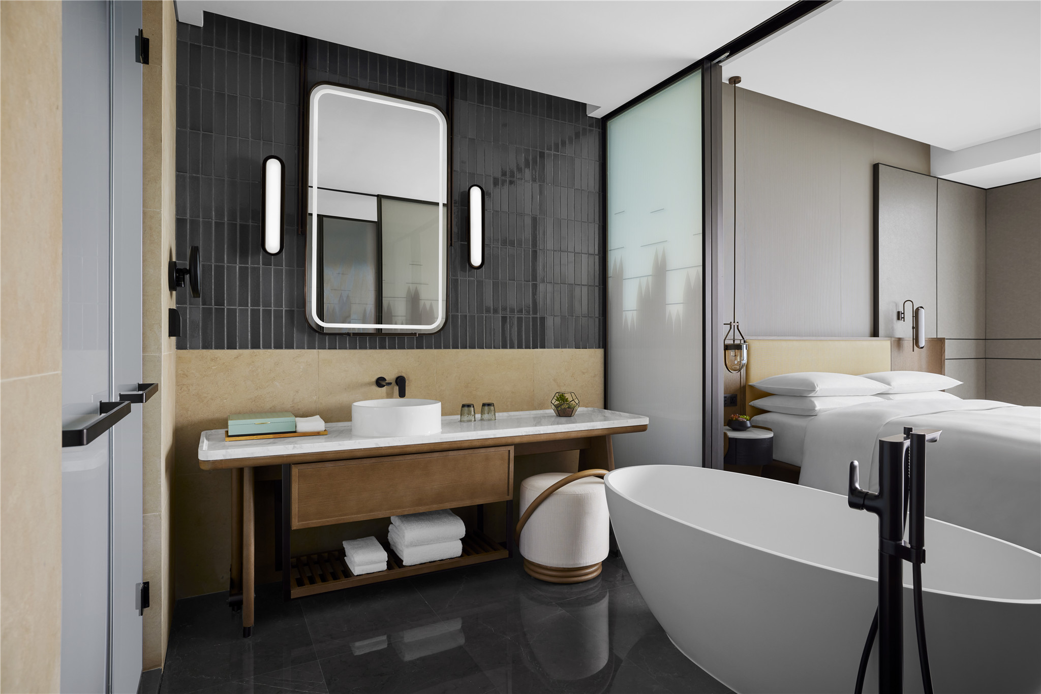 精选湖景大床房