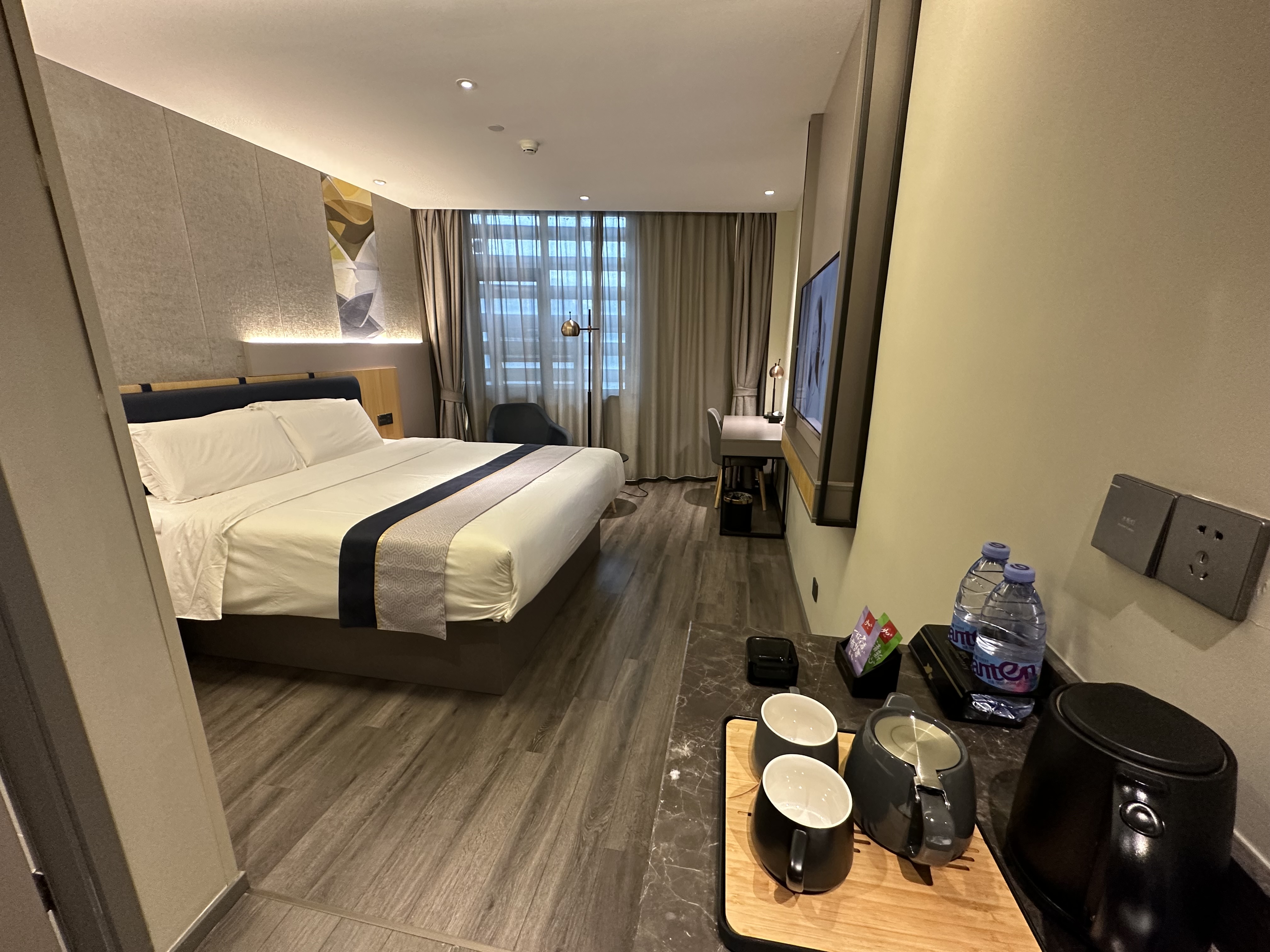 高级大床房（市政地暖开放+电视投屏+梦百合0压枕）