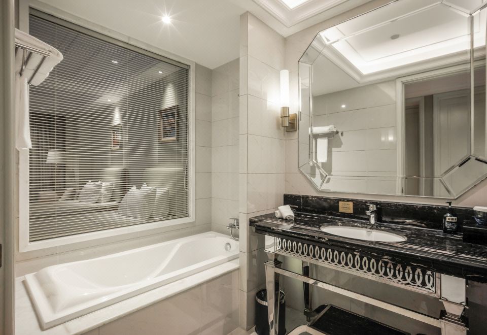 Haiyue Hotel XiapuMingxin Executive Twin Room With Tub, Separate Smart Toilet