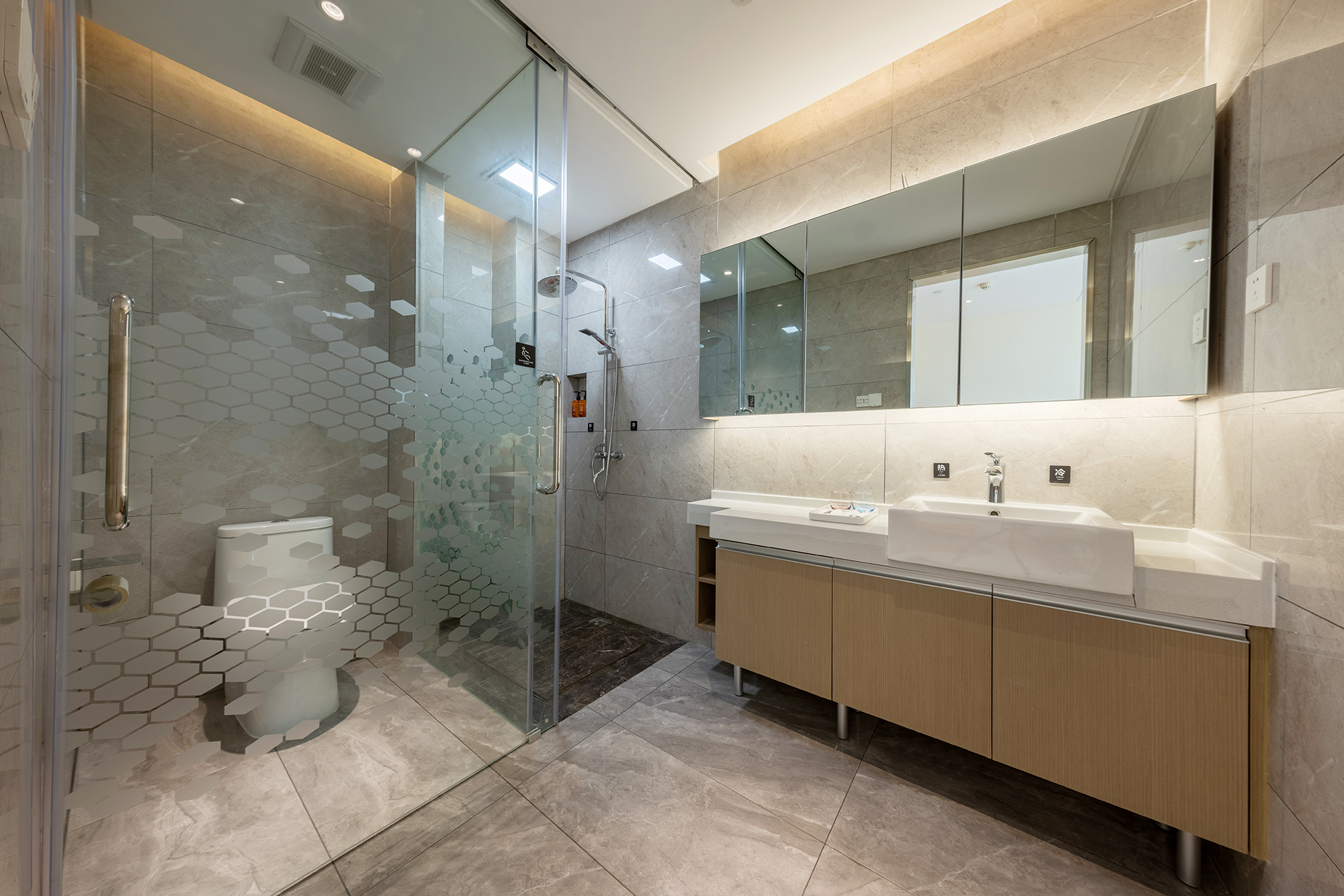 观云·杠上开花麻将大床套房[城市天际+棋牌茶台+静逸舒适]