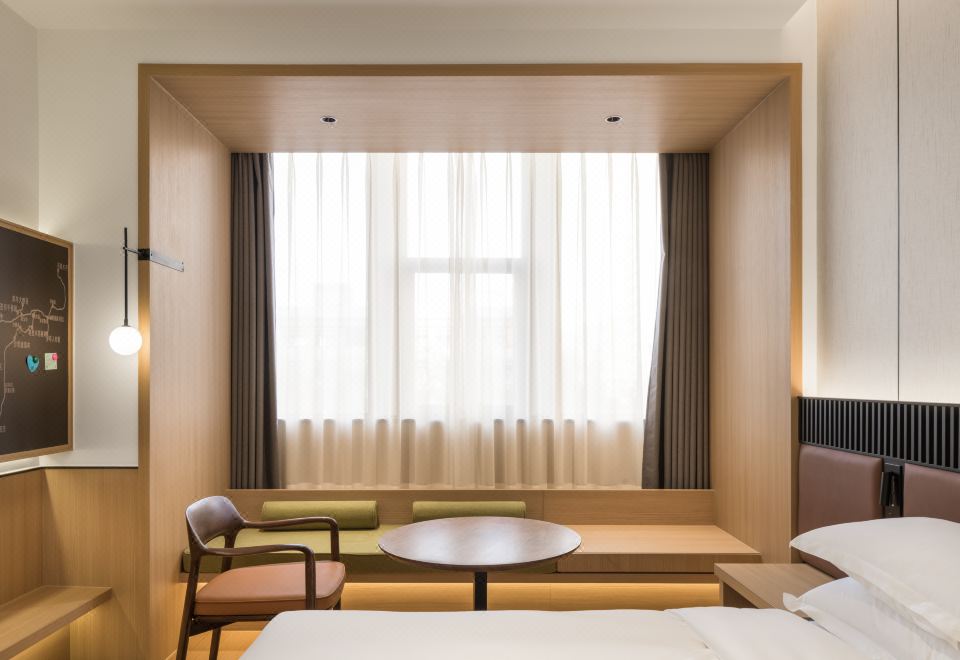 高级街景大床房【城市街景+mini吧+智能马桶】