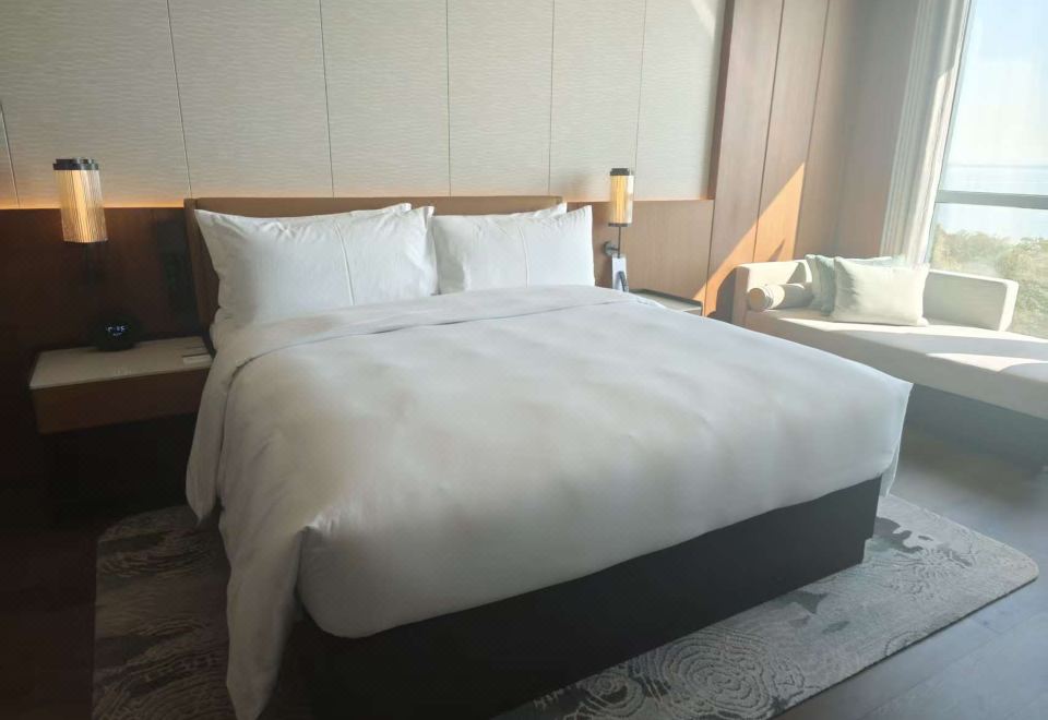 豪华湖景大床房