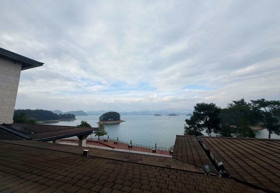 Narada Qiandao Lake ResortCentral Lake View Twin Room