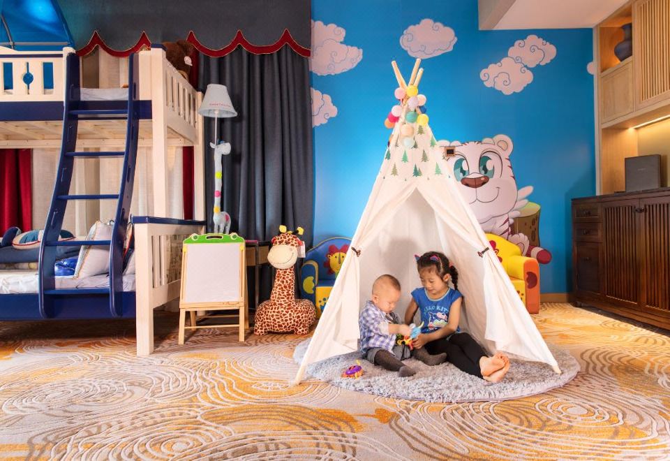 Crowne Plaza Kunming Ancient Dian Town1 King And 1 Bunk Bed Premium Kids Theme Room