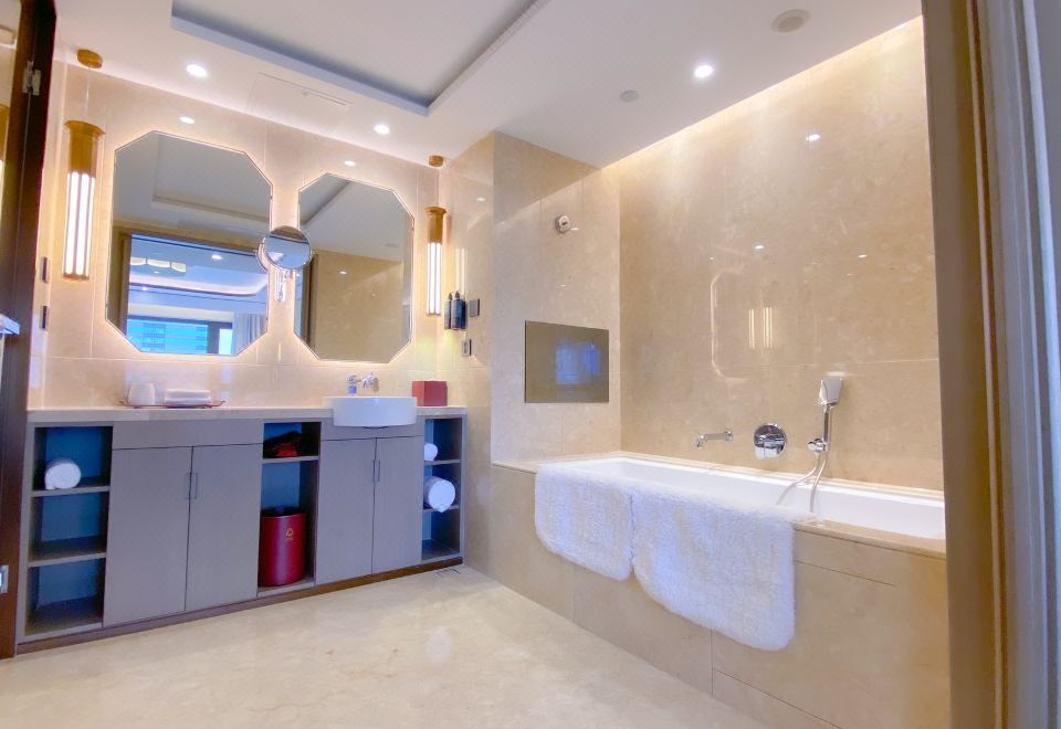 Beijing International HotelSuperior King Bed Suite(Smart Guest Control + TV Projection + Capsule Coffee Machine)