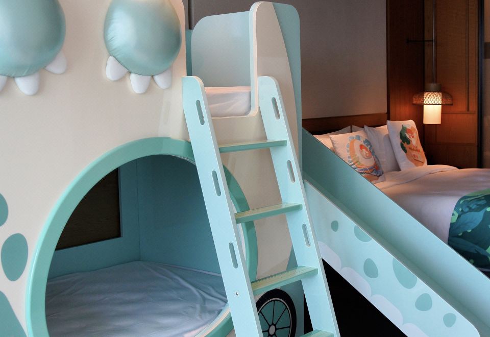 恐龙奇趣蛋主题客房，1张大床及1张上下床