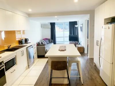 3-Bed Queenstown Apt with Balcony, Close to Town Hotels in 