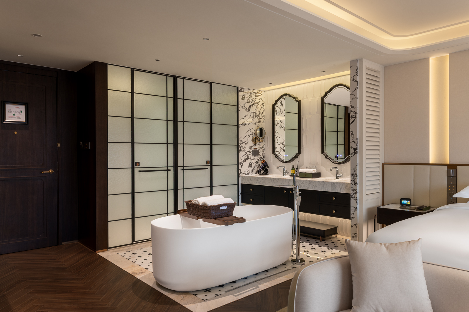 Exclusive Shanghai Style Double Vanity Open Bath Tub Double Bed Room