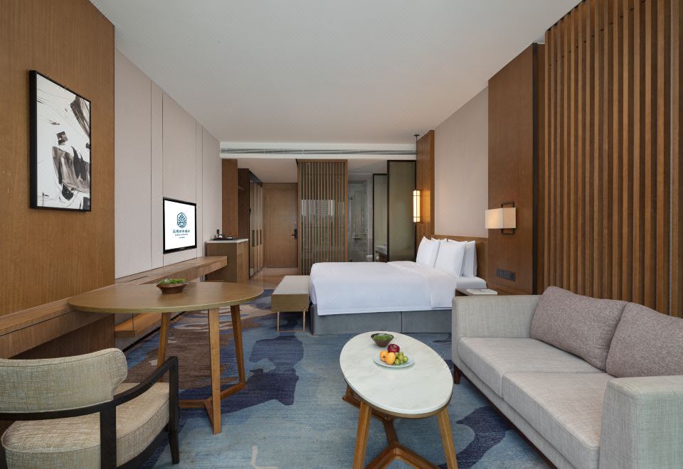 天鹅湖景尊贵豪华大床房（露台+湖景）