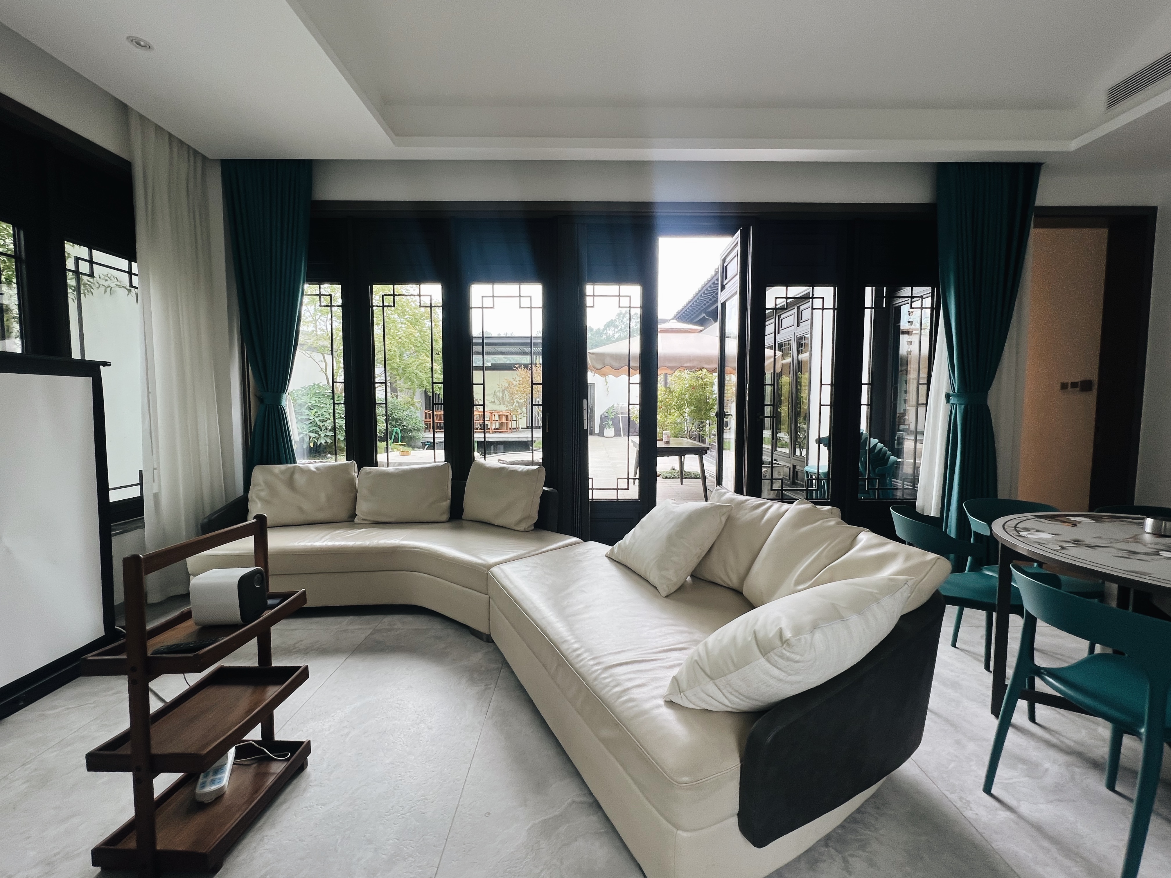 豪华四卧三衞影音花园别院