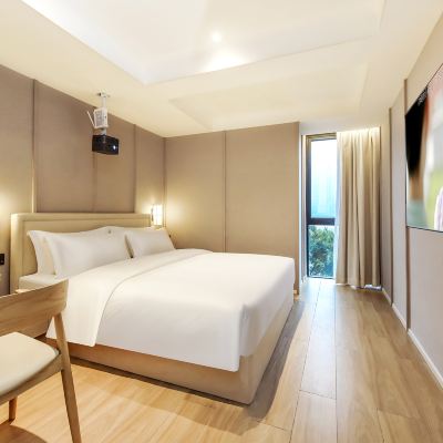 JM·彼岸大床房「江景+巨幕影音+VIP會員片源」 重慶景慕心悅江景飯店（解放碑洪崖洞店）優惠