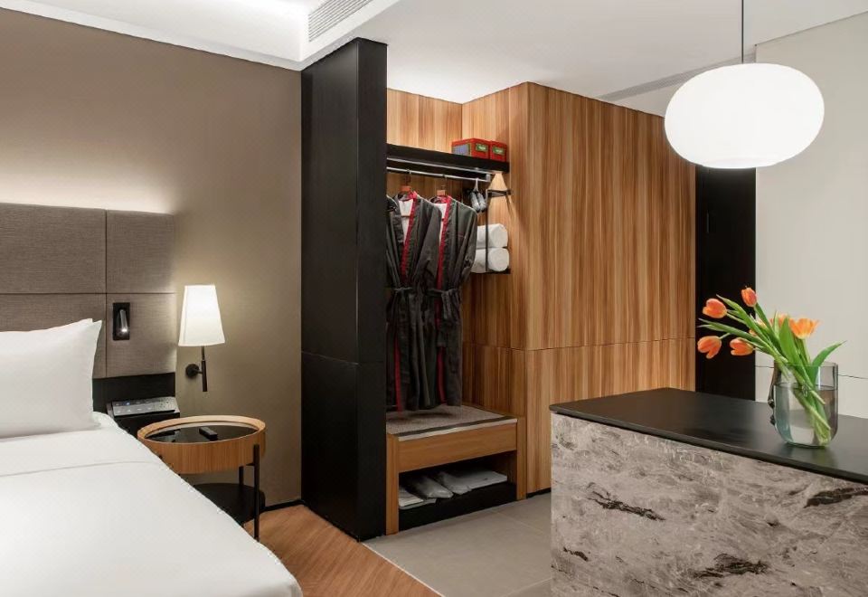 城际豪华房-大床（裸睡床品+澳洲精油洗护+柏林沙发）