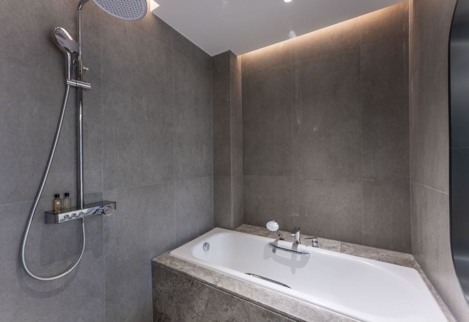 Yicao Garden Courtyard Bathtub Twin Room (Independent Courtyard + Smart Home + Tea Table Set + Multi-Person Sofa)