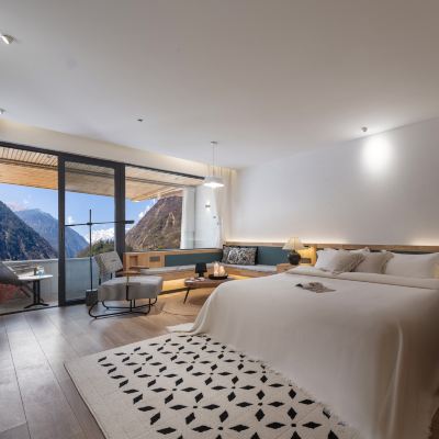 【鸞喜·雪山】 | 觀景温泉套房 |超大空間 |全屋智能 |乳膠床品 |獨立私湯 |觀日照金山 |貢嘎雪山全貌+【180度雪山景觀露台】> 鸞喜·隱山民宿（海螺溝店）優惠