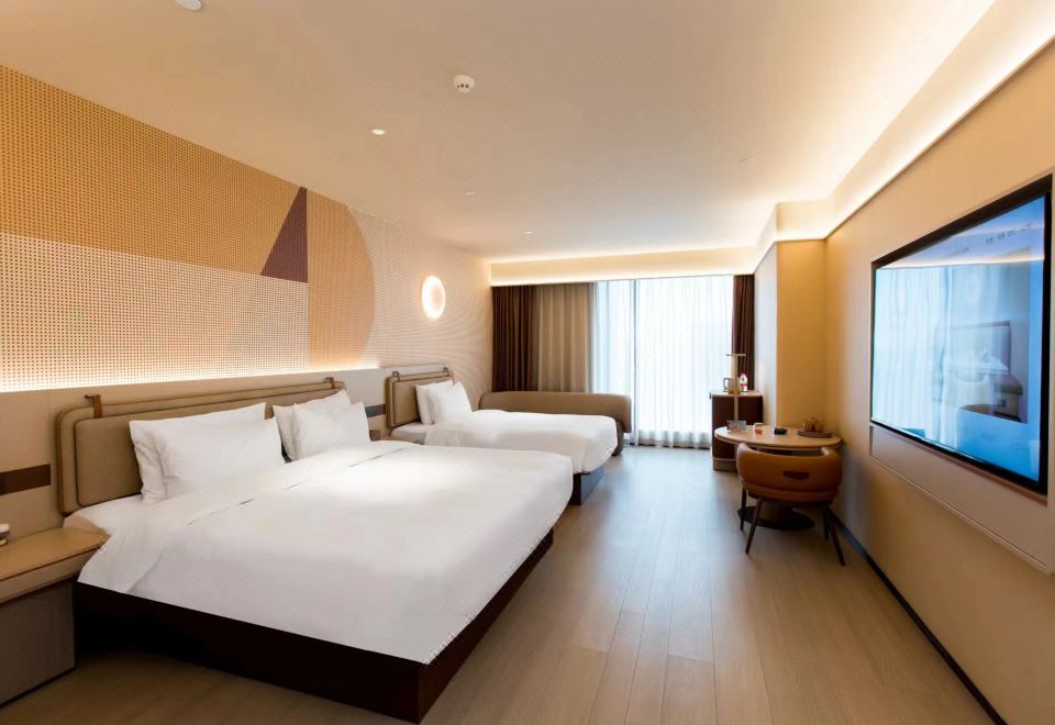 豪华家庭房（65寸可投屏电视+小冰箱+落地窗）