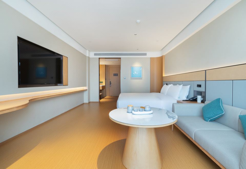 高级大床房（鸟瞰市容，湖景观楼）