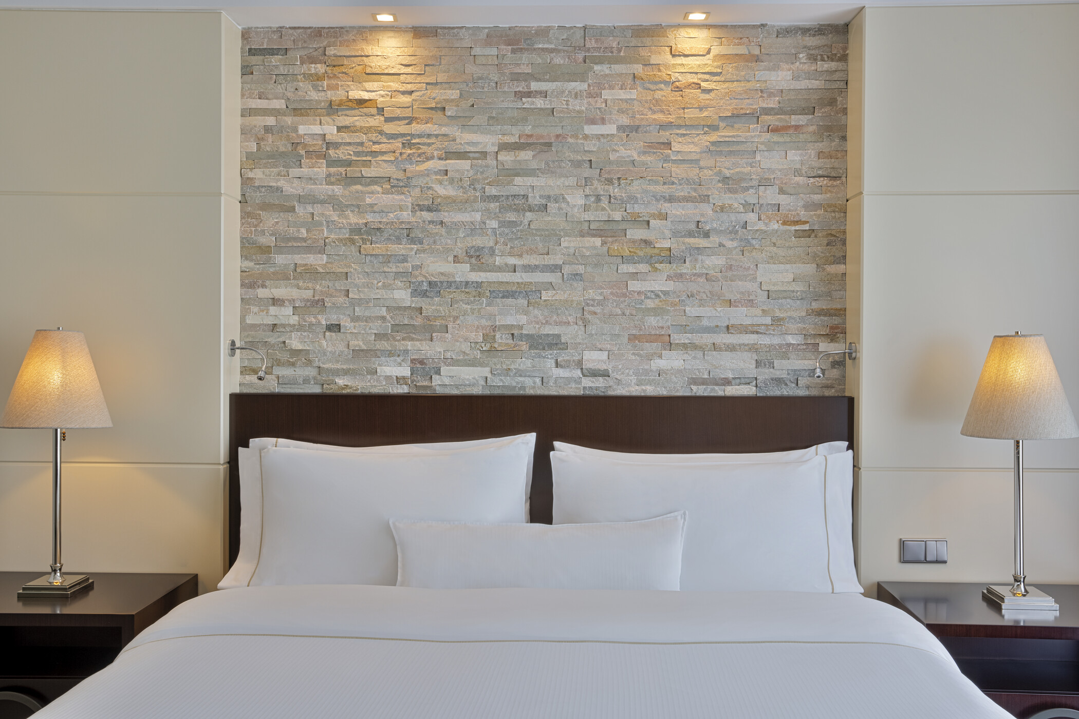 一卧室初级特大床套房