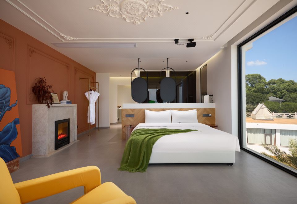 Hong Boutique HostelCLUB401 Lake View Double Bed Room With Bath, Smart Home, And Large Terrace (One-Bedroom, One-Living Room)