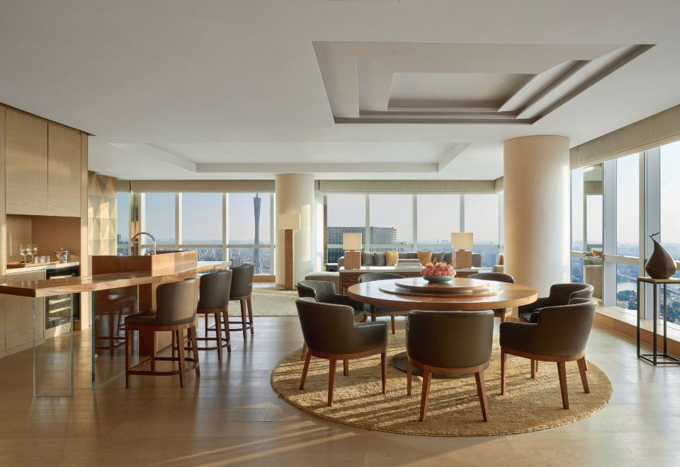 外交官套房 （特大床）