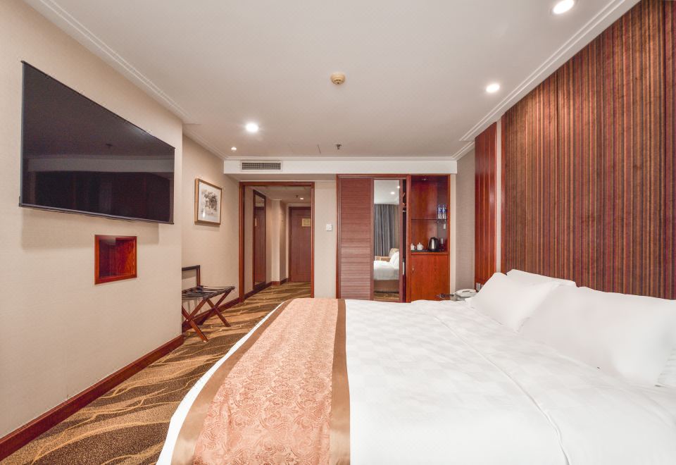 商务大床套房 | 独立会客区+深睡床品+mini冰箱