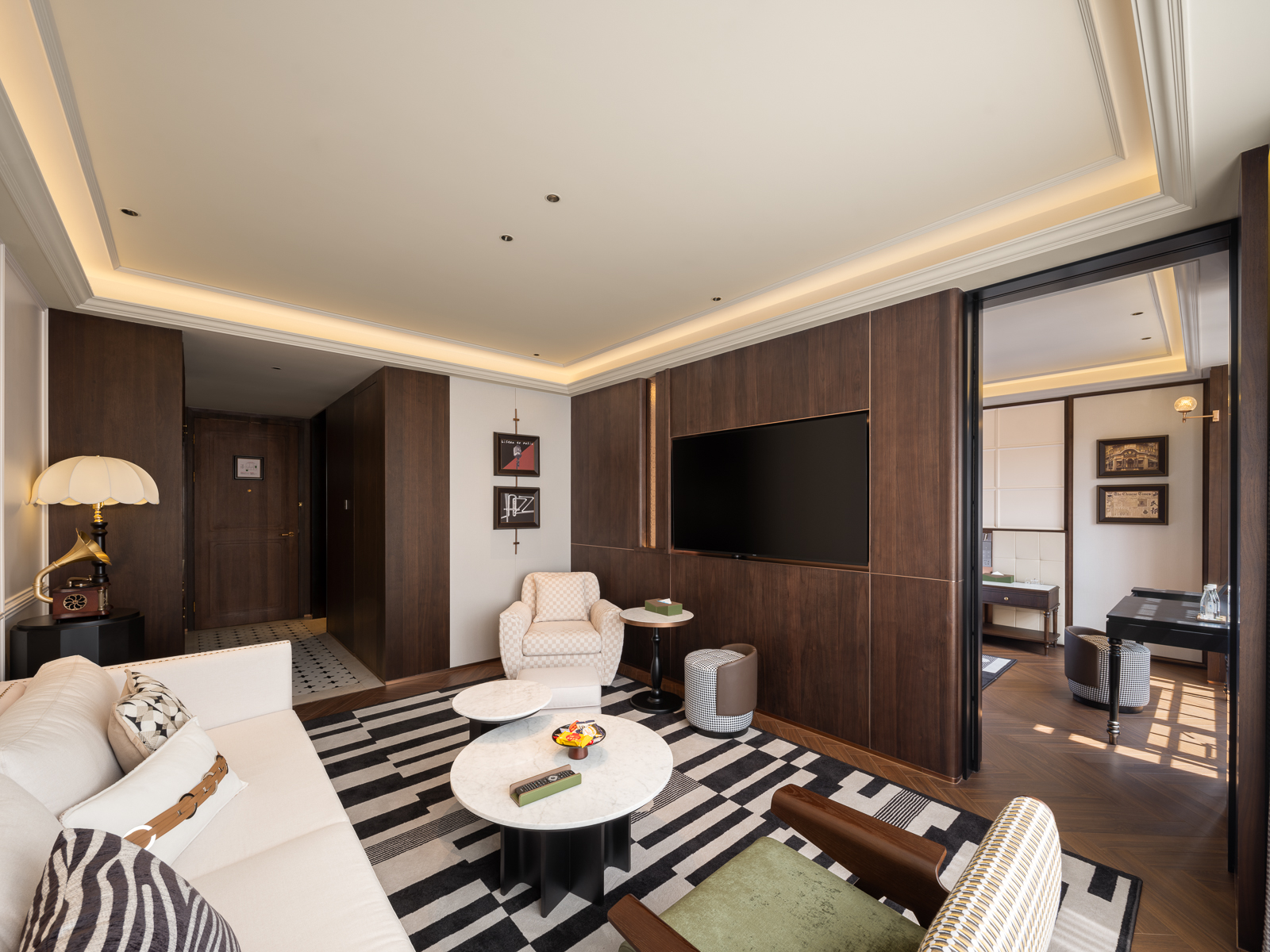Exclusive Modern Shanghai Style Two-Bathroom Open Bath Tub Suite