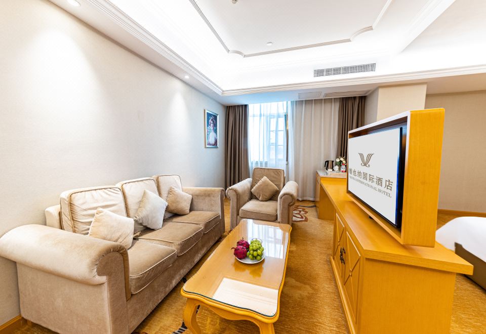 行政大床房（茶几+沙发+旋转电视柜）