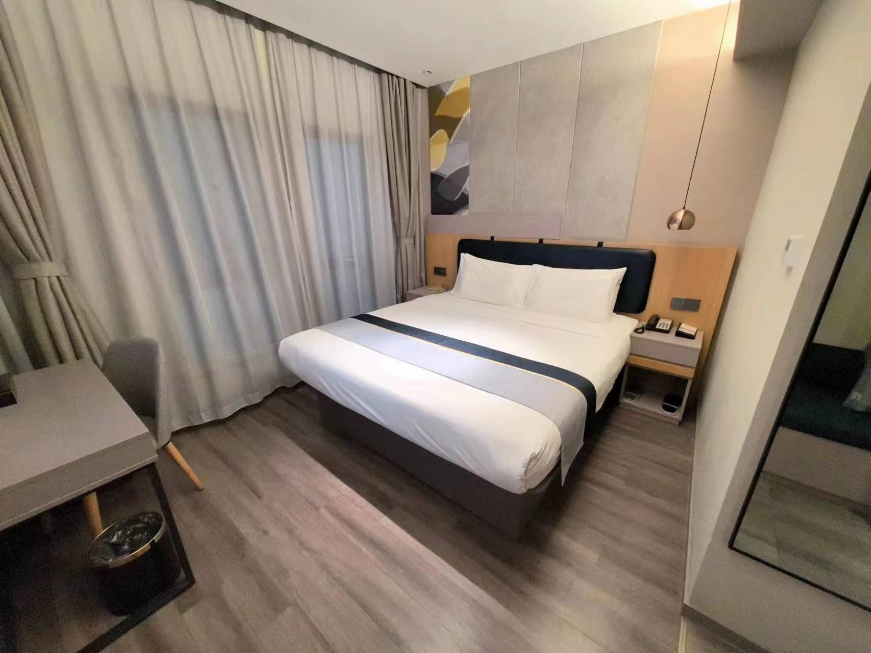 商務大床房-舒適床品-手機投屏