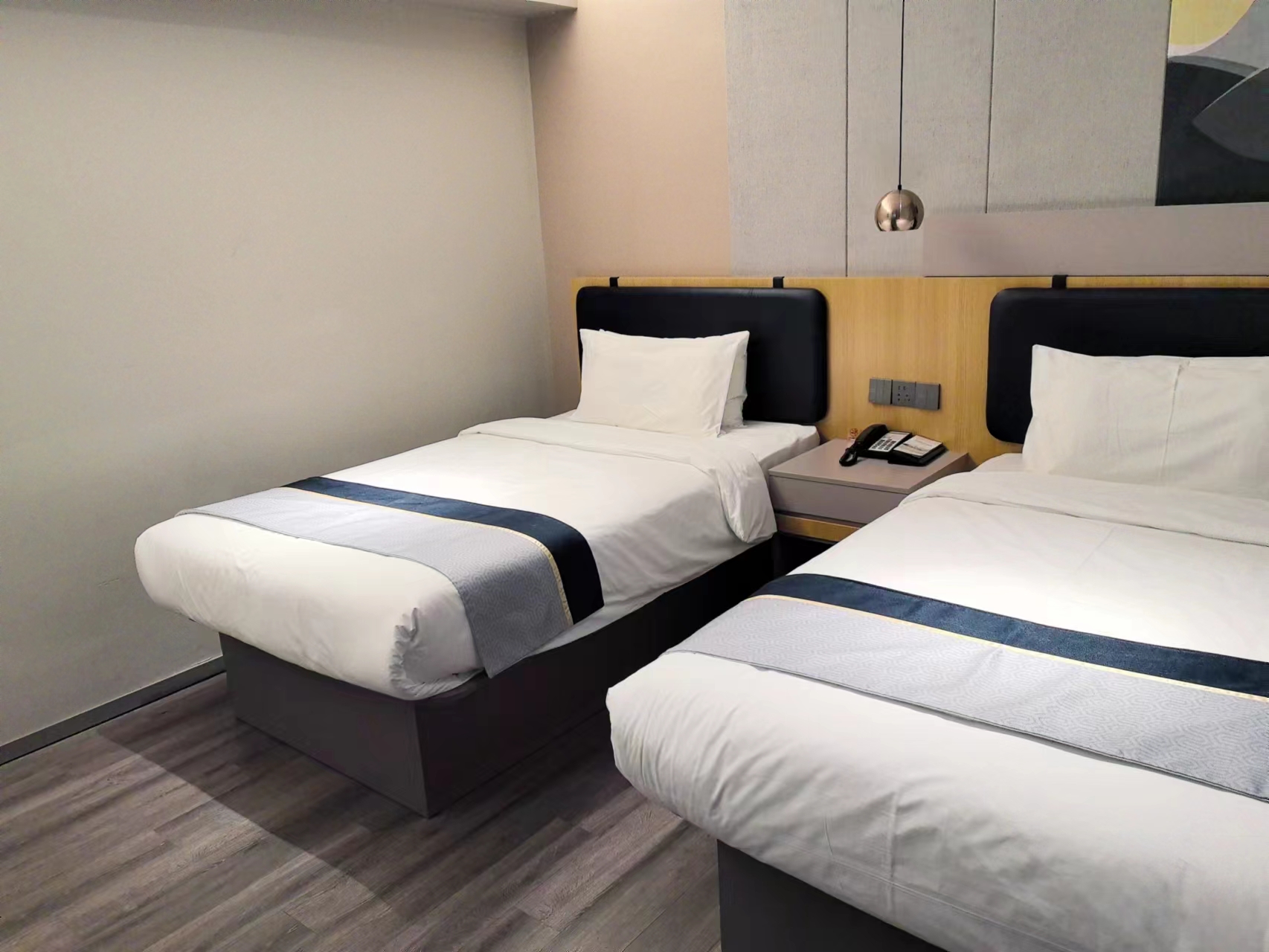 雙床房-舒適床品-手機投屏