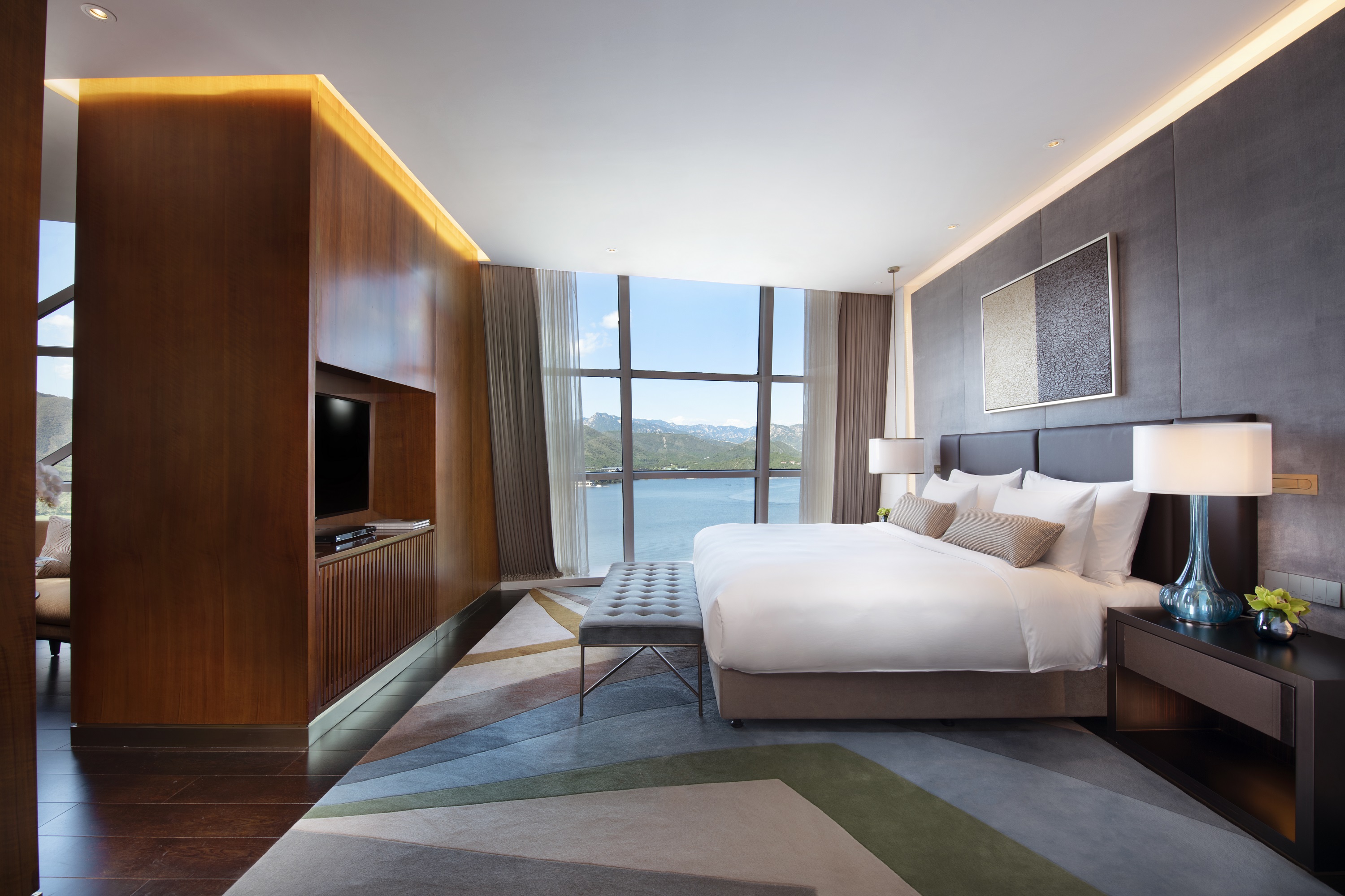 家庭至尊湖景套房