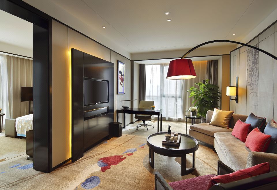 行政套房（独立会客厅+商圈街景）