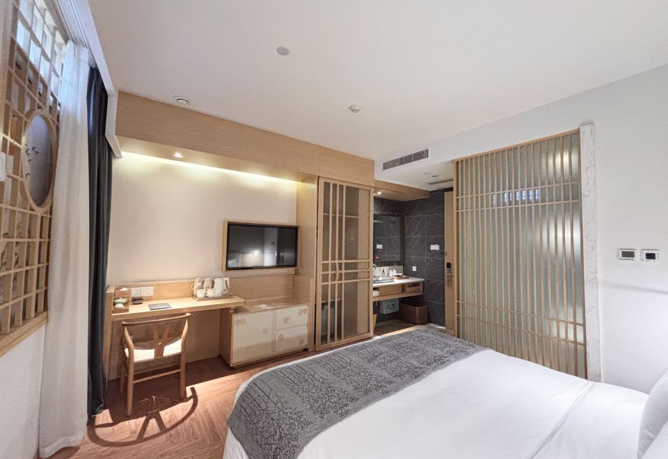 芳草居大床房（榻榻米+人造景观）