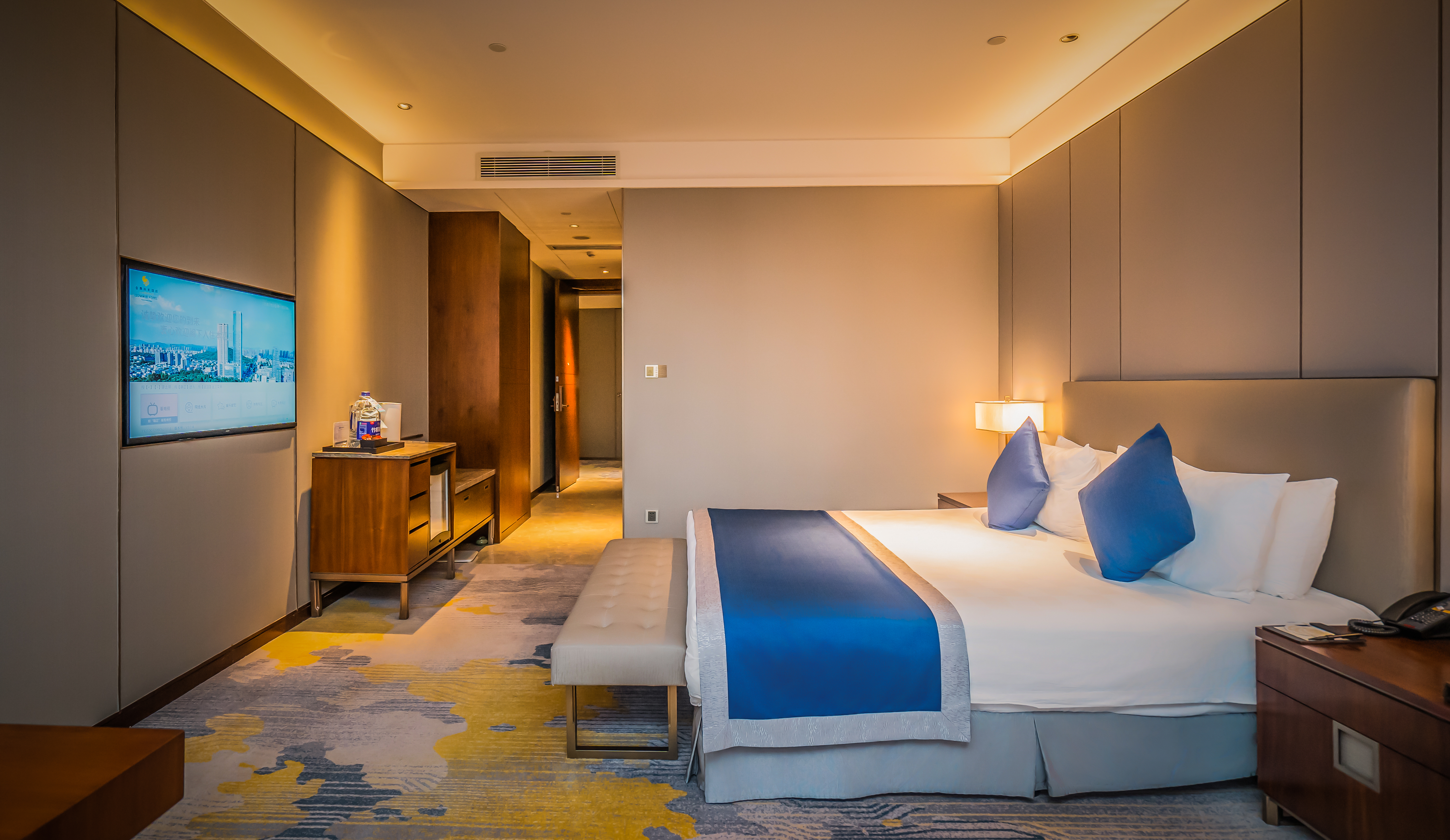 Golden Eagle Summit Hotel Maanshan全景大床房（城市景观+超大浴缸+斯林百兰床垫）