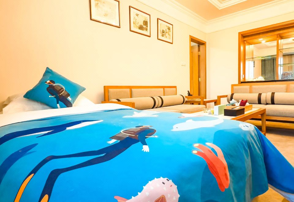 歡聚家庭房（卡通布置+沙發茶幾+浴缸+小冰箱）