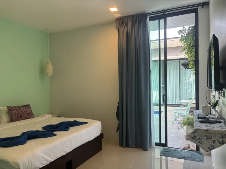 ห้องสแตนดาร์ด เตียงใหญ่ หน้าสระว่ายน้ำ