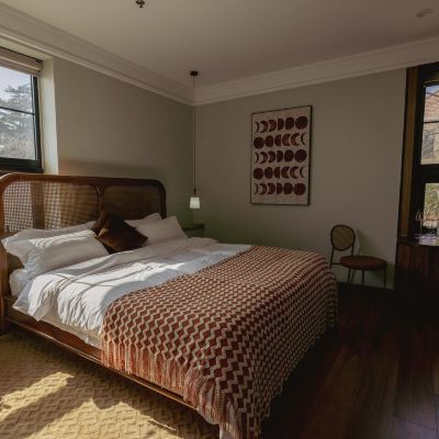 無風·梧桐聽風大床房（雙人浴缸＋私定高端洗護套裝） 無它老洋房1929酒店（青島海底世界店）優惠