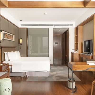 行政大床房（落地窗帶獨立陽台） 深圳坪山格蘭雲天國際酒店優惠