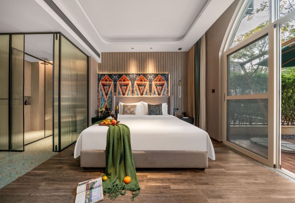 Royal Shampoo Wisdom Garden Queen Room