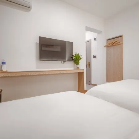 Leman Hotel (Leshan Zhanggong Bridge Gourmet Street)