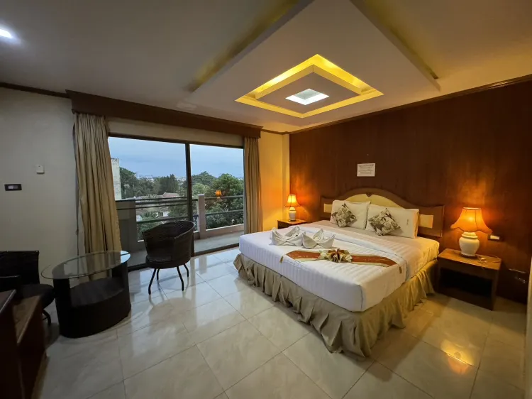 ห้องสแตนดาร์ด เตียงใหญ่ 1 เตียง มีระเบียง