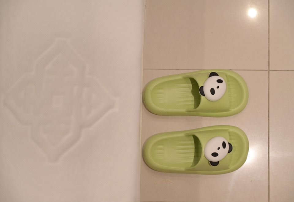 Jinling ResortLakeside Panda Theme Family Suite