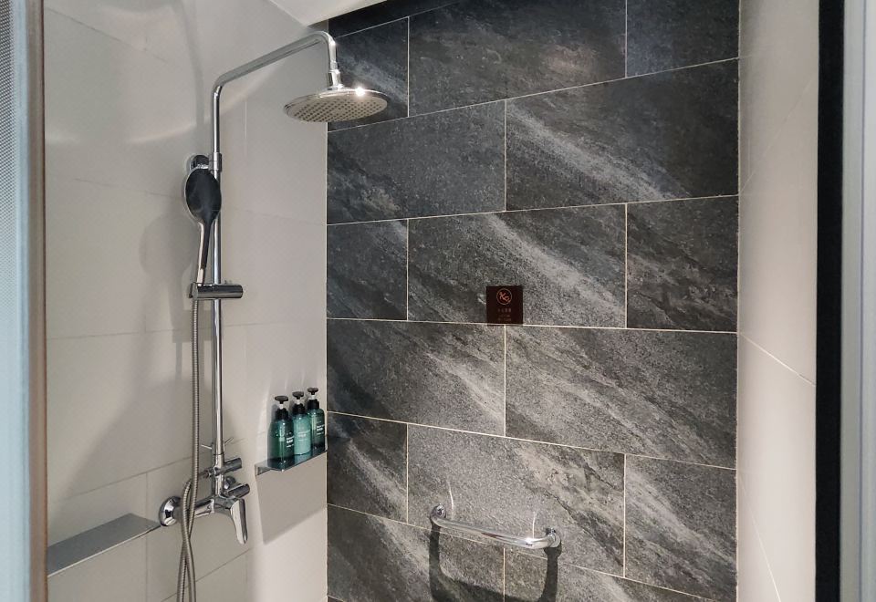 特价大床房（加热毛巾杆+小冰箱+智能镜）