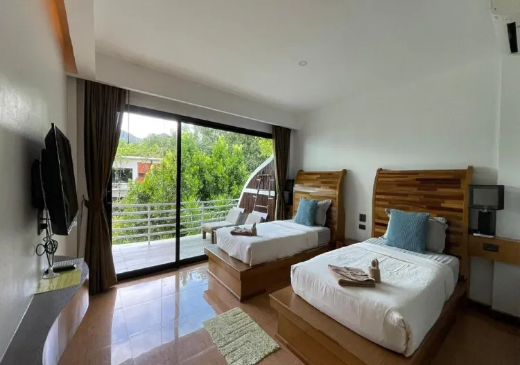 ห้องเตียงใหญ่หรือเตียงแฝดพร้อมวิวด้านข้างของทะเล
