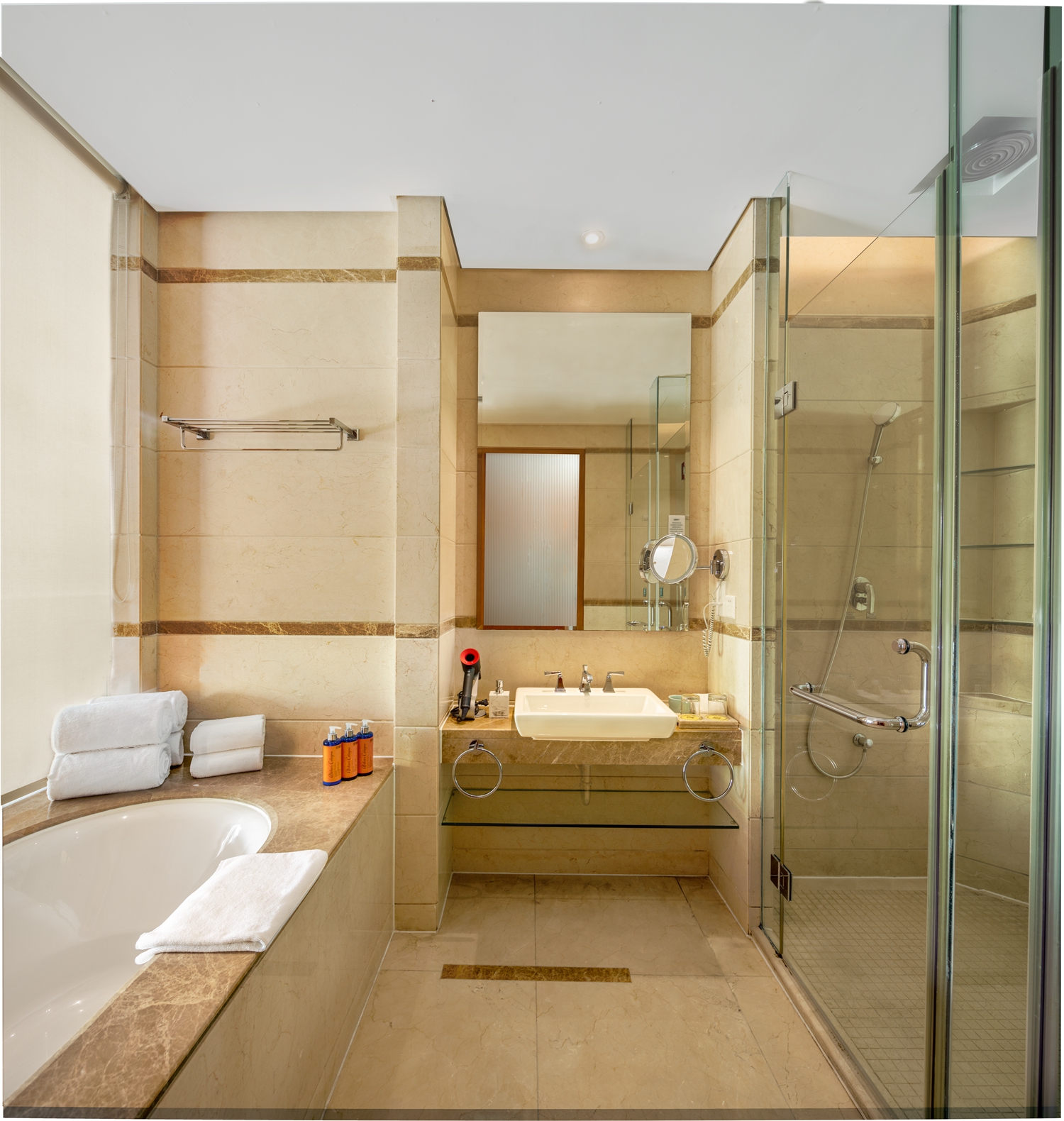 1号楼泳池景观亲子套房