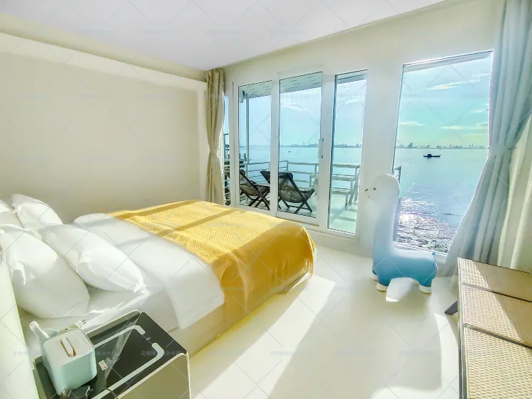 Light Luxury Sea View Queen Room