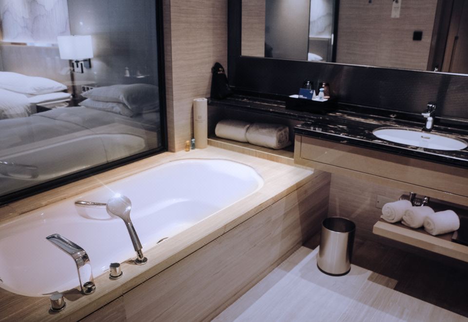 豪华家庭双床房-大浴缸-金可儿床垫-全景落地窗