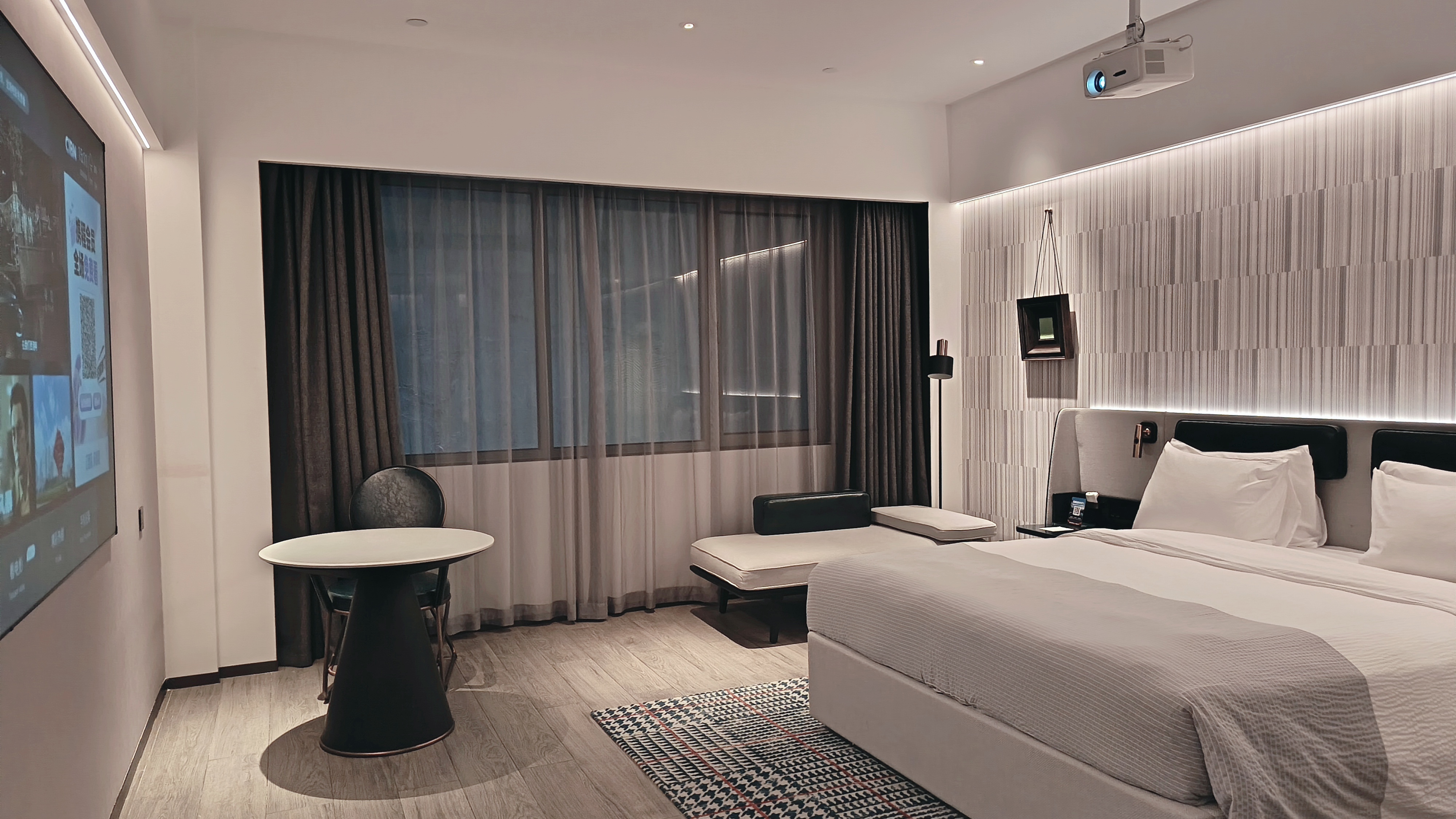 影音大床房（100寸高清巨幕+智能投屏+畅享热门大片）