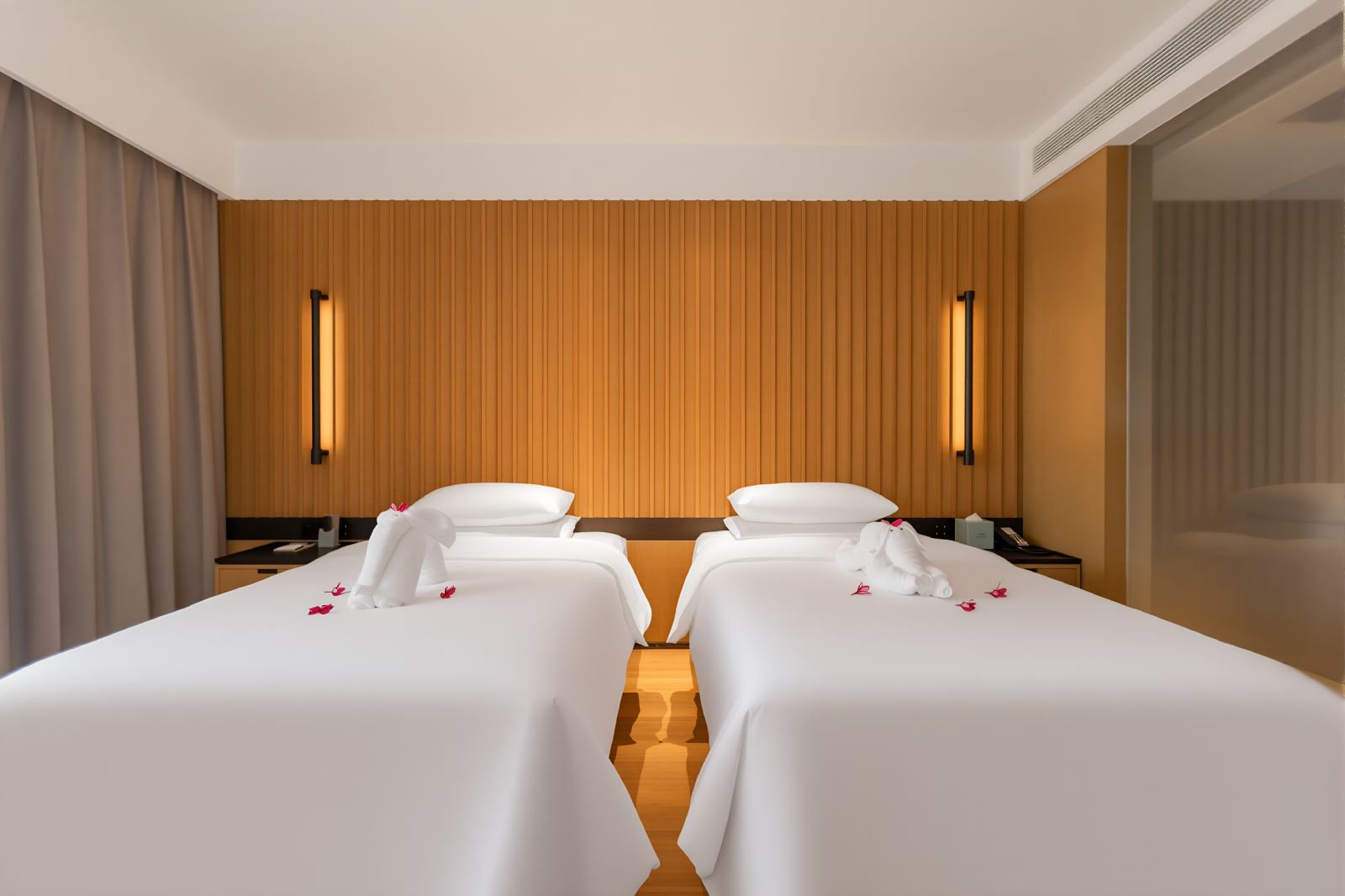 Dongrong Poolside Deluxe Twin Bed Room