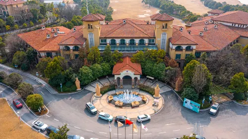 Zipeng Mountain Guangyuan International Conference Center